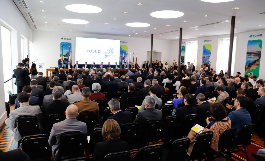 O governador Carlos Massa Ratinho Junior participou neste sábado (24), em Vitória (ES), da quarta reunião do Consórcio de Integração Sul e Sudeste (Cosud), que reúne os sete estados das duas regiões. O encontro resultou na Carta de Vitória, em que os governadores expressam apoio às reformas em curso no plano federal e às medidas econômicas essenciais ao equilíbrio fiscal da União, dos estados e dos municípios.