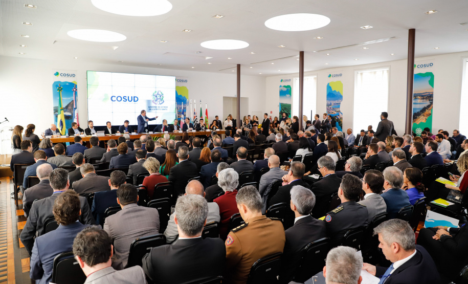 O governador Carlos Massa Ratinho Junior participou neste sábado (24), em Vitória (ES), da quarta reunião do Consórcio de Integração Sul e Sudeste (Cosud), que reúne os sete estados das duas regiões. O encontro resultou na Carta de Vitória, em que os governadores expressam apoio às reformas em curso no plano federal e às medidas econômicas essenciais ao equilíbrio fiscal da União, dos estados e dos municípios.