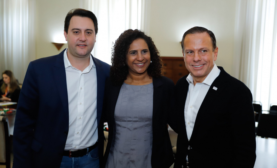 O governador Carlos Massa Ratinho Junior participou neste sábado (24), em Vitória (ES), da quarta reunião do Consórcio de Integração Sul e Sudeste (Cosud), que reúne os sete estados das duas regiões. O encontro resultou na Carta de Vitória, em que os governadores expressam apoio às reformas em curso no plano federal e às medidas econômicas essenciais ao equilíbrio fiscal da União, dos estados e dos municípios.