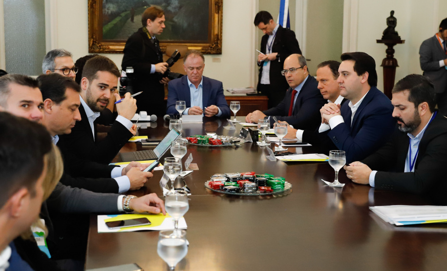 O governador Carlos Massa Ratinho Junior participou neste sábado (24), em Vitória (ES), da quarta reunião do Consórcio de Integração Sul e Sudeste (Cosud), que reúne os sete estados das duas regiões. O encontro resultou na Carta de Vitória, em que os governadores expressam apoio às reformas em curso no plano federal e às medidas econômicas essenciais ao equilíbrio fiscal da União, dos estados e dos municípios.