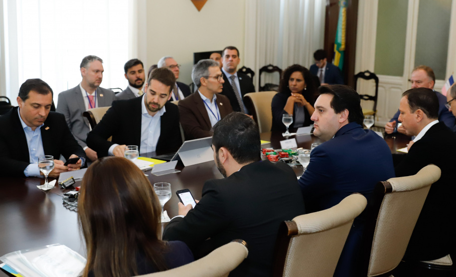 O governador Carlos Massa Ratinho Junior participou neste sábado (24), em Vitória (ES), da quarta reunião do Consórcio de Integração Sul e Sudeste (Cosud), que reúne os sete estados das duas regiões. O encontro resultou na Carta de Vitória, em que os governadores expressam apoio às reformas em curso no plano federal e às medidas econômicas essenciais ao equilíbrio fiscal da União, dos estados e dos municípios.