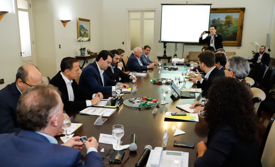 O governador Carlos Massa Ratinho Junior participou neste sábado (24), em Vitória (ES), da quarta reunião do Consórcio de Integração Sul e Sudeste (Cosud), que reúne os sete estados das duas regiões. O encontro resultou na Carta de Vitória, em que os governadores expressam apoio às reformas em curso no plano federal e às medidas econômicas essenciais ao equilíbrio fiscal da União, dos estados e dos municípios.