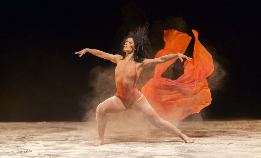 Exposição fotográfica retrata os 50 anos do Balé Teatro Guaíra.