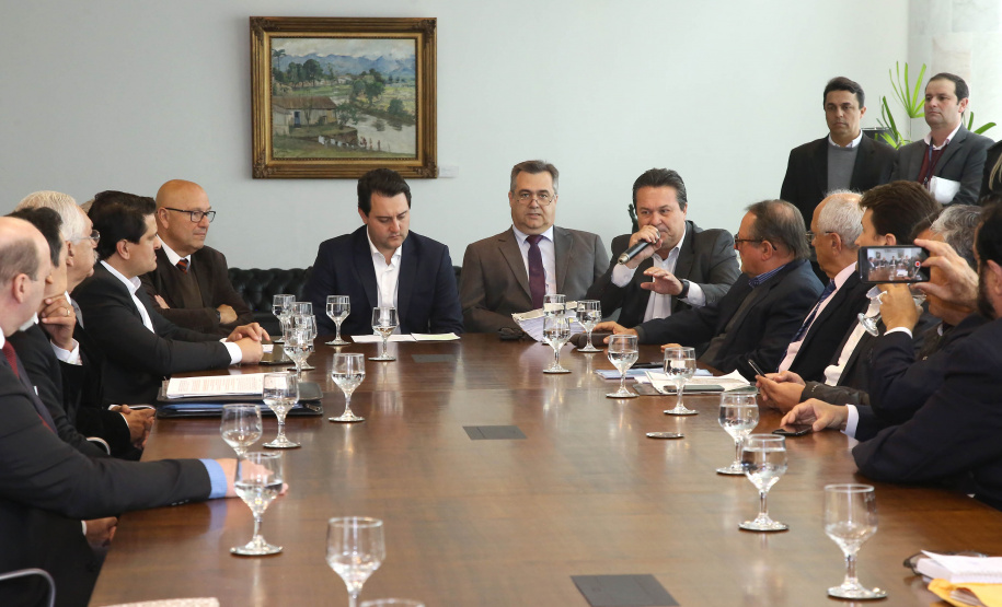 O governador Carlos Massa Ratinho Junior anunciou um pacote de investimentos para o Noroeste do Paraná, que inclui recursos para o Hospital Regional de Paranavaí e um plano de irrigação agrícola para a região. As medidas foram confirmadas em reunião com lideranças políticas e de outros segmentos, nesta segunda-feira (26), no Palácio Iguaçu, em Curitiba.Curitiba,26/08/2019 Foto:Jaelson Lucas/AEN