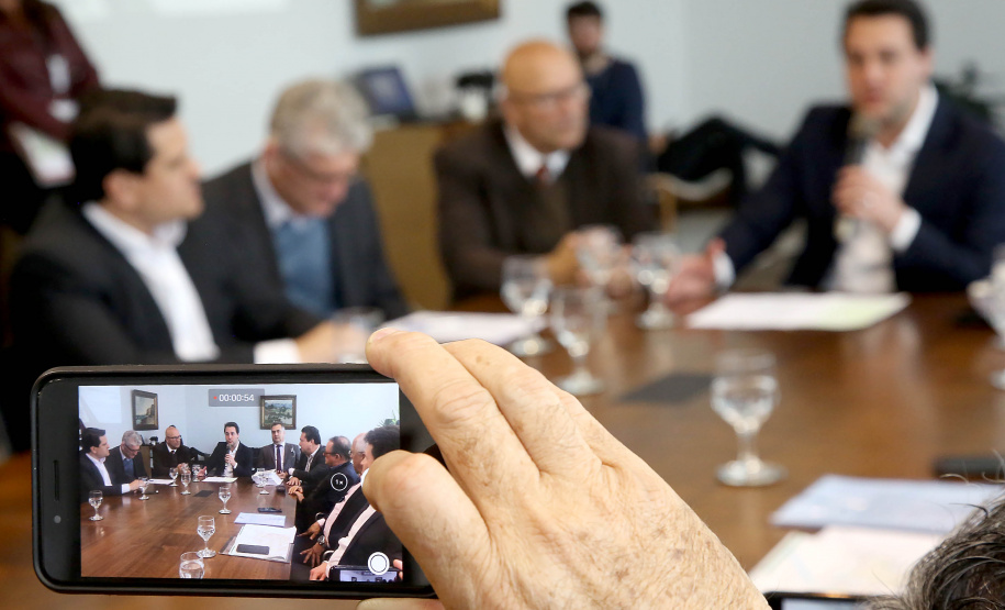 O governador Carlos Massa Ratinho Junior anunciou um pacote de investimentos para o Noroeste do Paraná, que inclui recursos para o Hospital Regional de Paranavaí e um plano de irrigação agrícola para a região. As medidas foram confirmadas em reunião com lideranças políticas e de outros segmentos, nesta segunda-feira (26), no Palácio Iguaçu, em Curitiba.Curitiba,26/08/2019 Foto:Jaelson Lucas/AEN