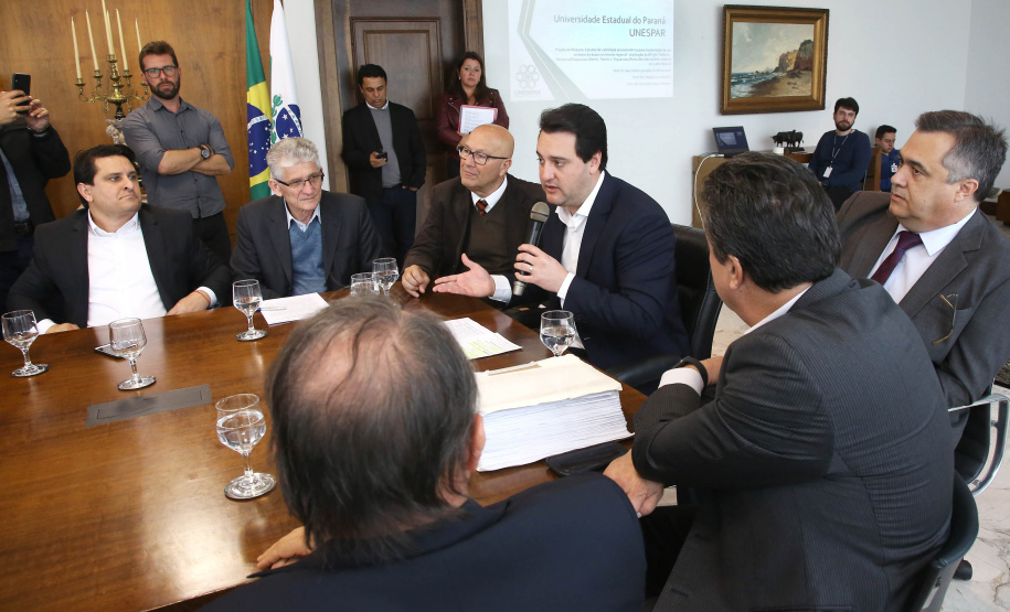 O governador Carlos Massa Ratinho Junior anunciou um pacote de investimentos para o Noroeste do Paraná, que inclui recursos para o Hospital Regional de Paranavaí e um plano de irrigação agrícola para a região. As medidas foram confirmadas em reunião com lideranças políticas e de outros segmentos, nesta segunda-feira (26), no Palácio Iguaçu, em Curitiba.Curitiba,26/08/2019 Foto:Jaelson Lucas/AEN