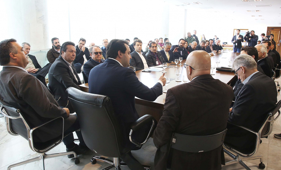 O governador Carlos Massa Ratinho Junior anunciou um pacote de investimentos para o Noroeste do Paraná, que inclui recursos para o Hospital Regional de Paranavaí e um plano de irrigação agrícola para a região. As medidas foram confirmadas em reunião com lideranças políticas e de outros segmentos, nesta segunda-feira (26), no Palácio Iguaçu, em Curitiba.Curitiba,26/08/2019 Foto:Jaelson Lucas/AEN