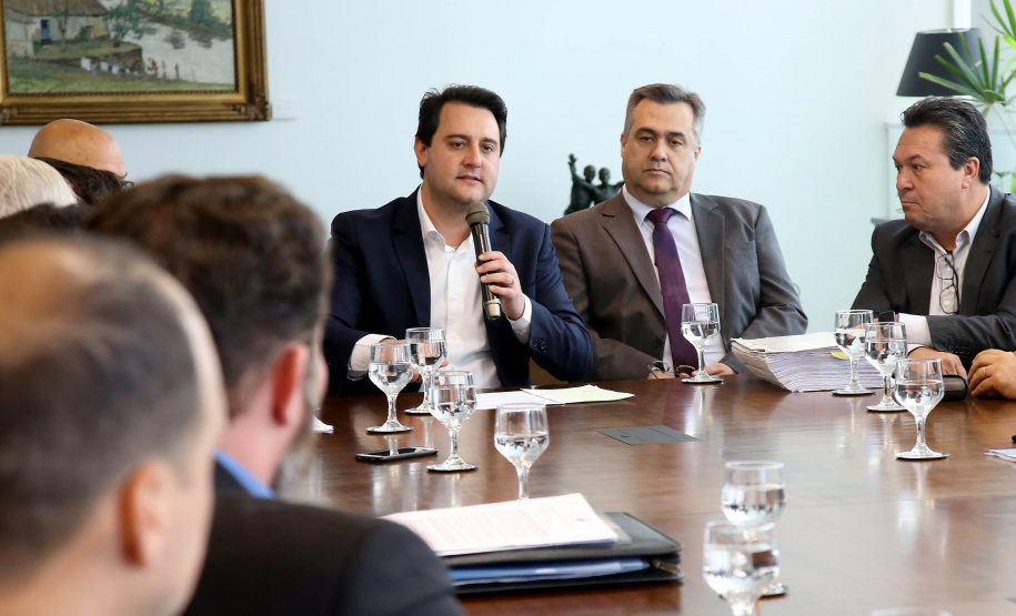 O governador Carlos Massa Ratinho Junior anunciou um pacote de investimentos para o Noroeste do Paraná, que inclui recursos para o Hospital Regional de Paranavaí e um plano de irrigação agrícola para a região. As medidas foram confirmadas em reunião com lideranças políticas e de outros segmentos, nesta segunda-feira (26), no Palácio Iguaçu, em Curitiba.Curitiba,26/08/2019 Foto:Jaelson Lucas/AEN