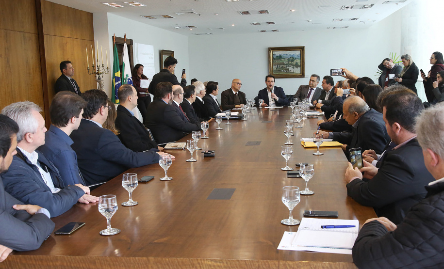 O governador Carlos Massa Ratinho Junior anunciou um pacote de investimentos para o Noroeste do Paraná, que inclui recursos para o Hospital Regional de Paranavaí e um plano de irrigação agrícola para a região. As medidas foram confirmadas em reunião com lideranças políticas e de outros segmentos, nesta segunda-feira (26), no Palácio Iguaçu, em Curitiba.Curitiba,26/08/2019 Foto:Jaelson Lucas/AEN