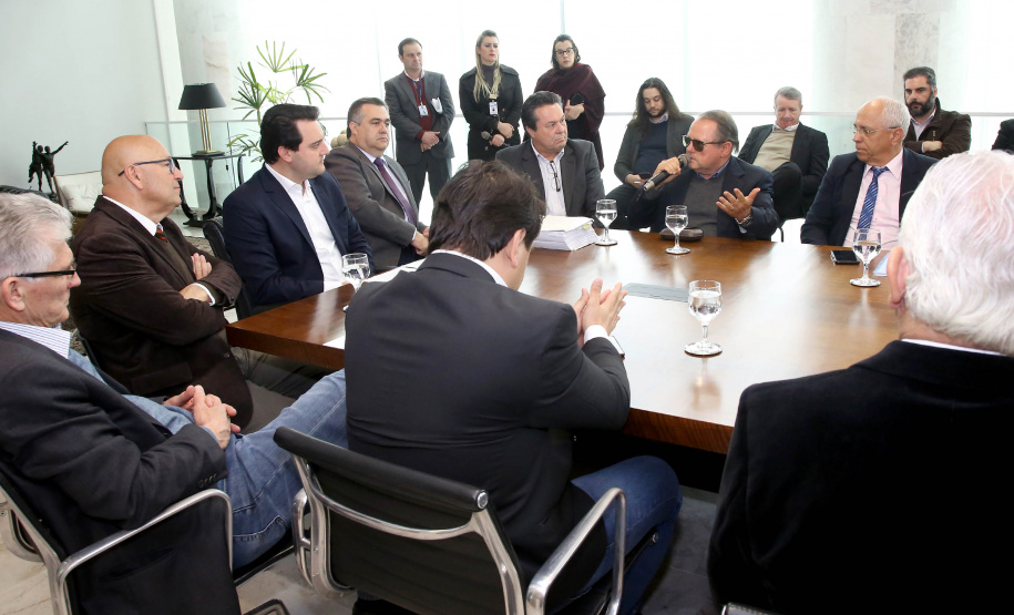 O governador Carlos Massa Ratinho Junior anunciou um pacote de investimentos para o Noroeste do Paraná, que inclui recursos para o Hospital Regional de Paranavaí e um plano de irrigação agrícola para a região. As medidas foram confirmadas em reunião com lideranças políticas e de outros segmentos, nesta segunda-feira (26), no Palácio Iguaçu, em Curitiba.Curitiba,26/08/2019 Foto:Jaelson Lucas/AEN