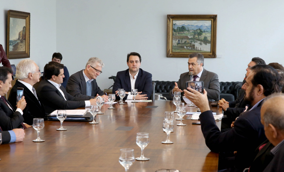 O governador Carlos Massa Ratinho Junior anunciou um pacote de investimentos para o Noroeste do Paraná, que inclui recursos para o Hospital Regional de Paranavaí e um plano de irrigação agrícola para a região. As medidas foram confirmadas em reunião com lideranças políticas e de outros segmentos, nesta segunda-feira (26), no Palácio Iguaçu, em Curitiba.Curitiba,26/08/2019 Foto:Jaelson Lucas/AEN