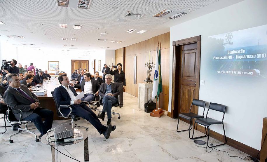 O governador Carlos Massa Ratinho Junior anunciou um pacote de investimentos para o Noroeste do Paraná, que inclui recursos para o Hospital Regional de Paranavaí e um plano de irrigação agrícola para a região. As medidas foram confirmadas em reunião com lideranças políticas e de outros segmentos, nesta segunda-feira (26), no Palácio Iguaçu, em Curitiba.Curitiba,26/08/2019 Foto:Jaelson Lucas/AEN