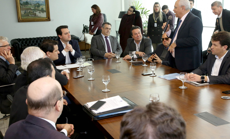 O governador Carlos Massa Ratinho Junior anunciou um pacote de investimentos para o Noroeste do Paraná, que inclui recursos para o Hospital Regional de Paranavaí e um plano de irrigação agrícola para a região. As medidas foram confirmadas em reunião com lideranças políticas e de outros segmentos, nesta segunda-feira (26), no Palácio Iguaçu, em Curitiba.Curitiba,26/08/2019 Foto:Jaelson Lucas/AEN