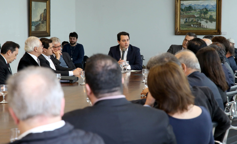 O governador Carlos Massa Ratinho Junior anunciou um pacote de investimentos para o Noroeste do Paraná, que inclui recursos para o Hospital Regional de Paranavaí e um plano de irrigação agrícola para a região. As medidas foram confirmadas em reunião com lideranças políticas e de outros segmentos, nesta segunda-feira (26), no Palácio Iguaçu, em Curitiba.Curitiba,26/08/2019 Foto:Jaelson Lucas/AEN