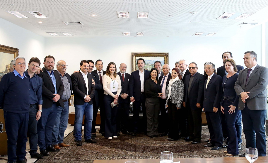 O governador Carlos Massa Ratinho Junior anunciou um pacote de investimentos para o Noroeste do Paraná, que inclui recursos para o Hospital Regional de Paranavaí e um plano de irrigação agrícola para a região. As medidas foram confirmadas em reunião com lideranças políticas e de outros segmentos, nesta segunda-feira (26), no Palácio Iguaçu, em Curitiba.Curitiba,26/08/2019 Foto:Jaelson Lucas/AEN