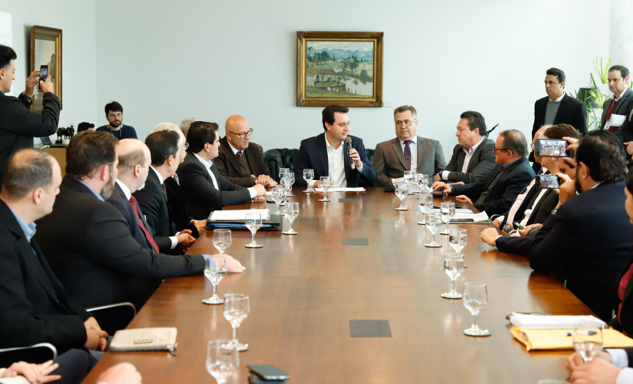 O governador Carlos Massa Ratinho Junior anunciou um pacote de investimentos para o Noroeste do Paraná, que inclui recursos para o Hospital Regional de Paranavaí e um plano de irrigação agrícola para a região. As medidas foram confirmadas em reunião com lideranças políticas e de outros segmentos, nesta segunda-feira (26), no Palácio Iguaçu, em Curitiba.