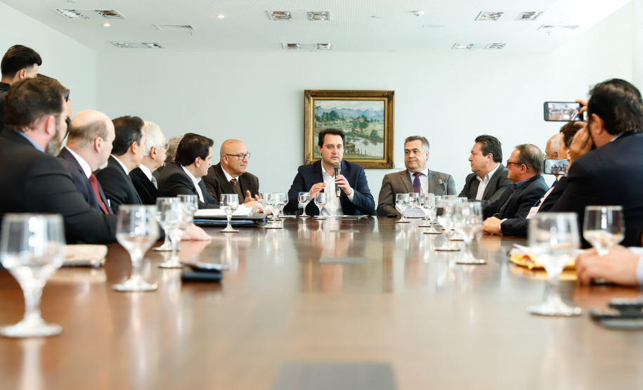 O governador Carlos Massa Ratinho Junior anunciou um pacote de investimentos para o Noroeste do Paraná, que inclui recursos para o Hospital Regional de Paranavaí e um plano de irrigação agrícola para a região. As medidas foram confirmadas em reunião com lideranças políticas e de outros segmentos, nesta segunda-feira (26), no Palácio Iguaçu, em Curitiba.