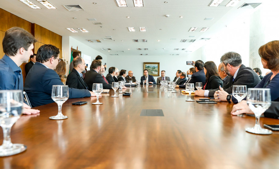 O governador Carlos Massa Ratinho Junior anunciou um pacote de investimentos para o Noroeste do Paraná, que inclui recursos para o Hospital Regional de Paranavaí e um plano de irrigação agrícola para a região. As medidas foram confirmadas em reunião com lideranças políticas e de outros segmentos, nesta segunda-feira (26), no Palácio Iguaçu, em Curitiba.