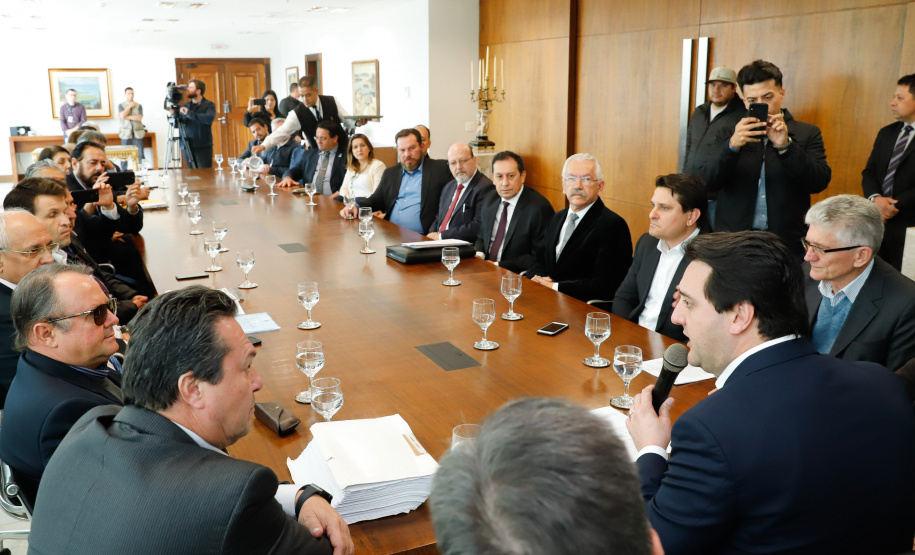 O governador Carlos Massa Ratinho Junior anunciou um pacote de investimentos para o Noroeste do Paraná, que inclui recursos para o Hospital Regional de Paranavaí e um plano de irrigação agrícola para a região. As medidas foram confirmadas em reunião com lideranças políticas e de outros segmentos, nesta segunda-feira (26), no Palácio Iguaçu, em Curitiba.