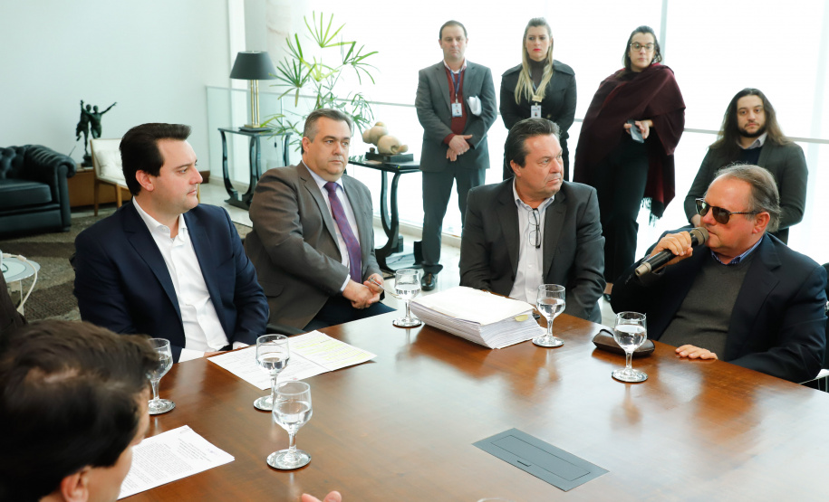 O governador Carlos Massa Ratinho Junior anunciou um pacote de investimentos para o Noroeste do Paraná, que inclui recursos para o Hospital Regional de Paranavaí e um plano de irrigação agrícola para a região. As medidas foram confirmadas em reunião com lideranças políticas e de outros segmentos, nesta segunda-feira (26), no Palácio Iguaçu, em Curitiba.