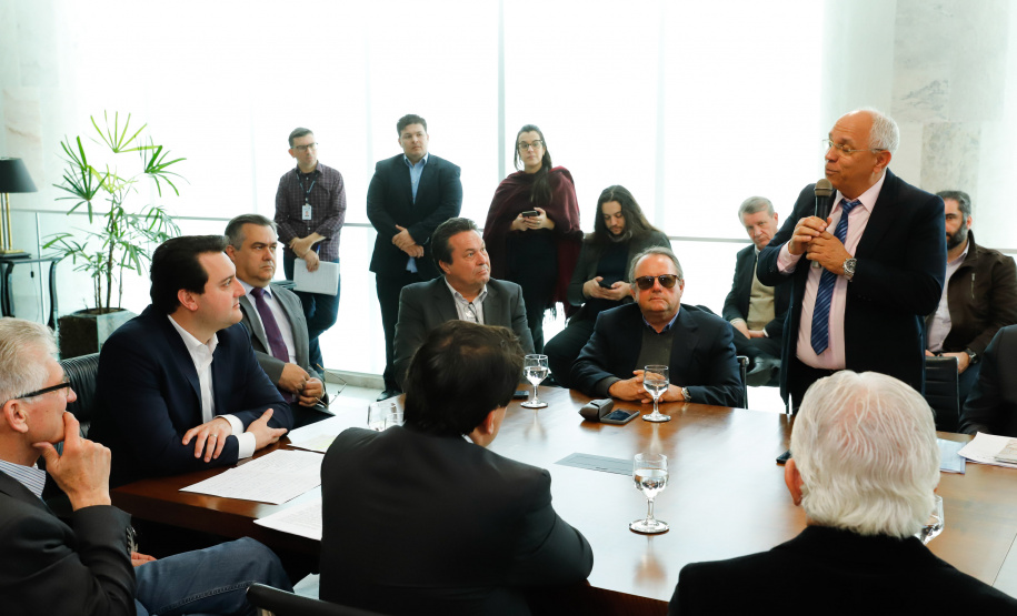 O governador Carlos Massa Ratinho Junior anunciou um pacote de investimentos para o Noroeste do Paraná, que inclui recursos para o Hospital Regional de Paranavaí e um plano de irrigação agrícola para a região. As medidas foram confirmadas em reunião com lideranças políticas e de outros segmentos, nesta segunda-feira (26), no Palácio Iguaçu, em Curitiba.