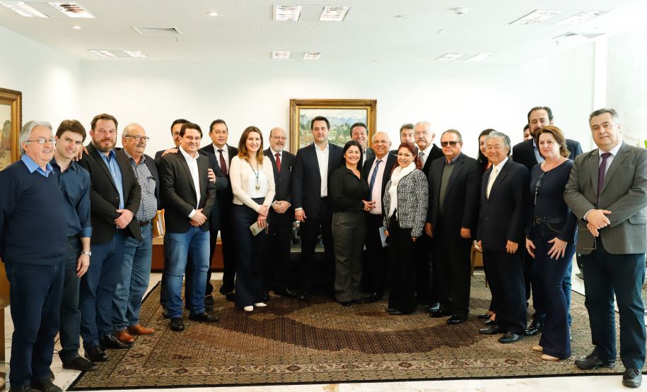 O governador Carlos Massa Ratinho Junior anunciou um pacote de investimentos para o Noroeste do Paraná, que inclui recursos para o Hospital Regional de Paranavaí e um plano de irrigação agrícola para a região. As medidas foram confirmadas em reunião com lideranças políticas e de outros segmentos, nesta segunda-feira (26), no Palácio Iguaçu, em Curitiba.