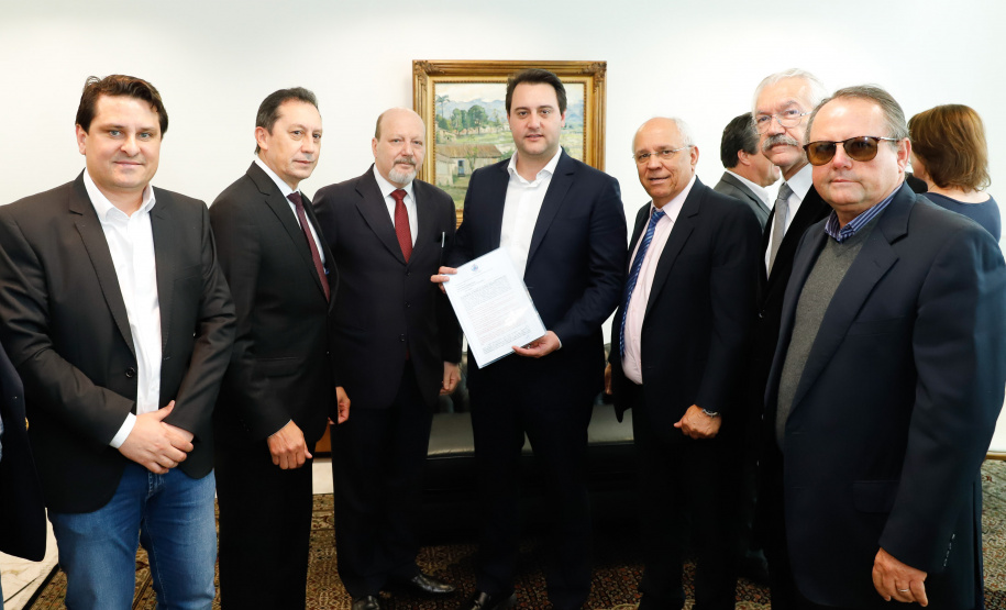 O governador Carlos Massa Ratinho Junior anunciou um pacote de investimentos para o Noroeste do Paraná, que inclui recursos para o Hospital Regional de Paranavaí e um plano de irrigação agrícola para a região. As medidas foram confirmadas em reunião com lideranças políticas e de outros segmentos, nesta segunda-feira (26), no Palácio Iguaçu, em Curitiba.