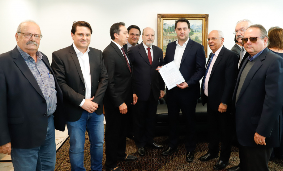 O governador Carlos Massa Ratinho Junior anunciou um pacote de investimentos para o Noroeste do Paraná, que inclui recursos para o Hospital Regional de Paranavaí e um plano de irrigação agrícola para a região. As medidas foram confirmadas em reunião com lideranças políticas e de outros segmentos, nesta segunda-feira (26), no Palácio Iguaçu, em Curitiba.