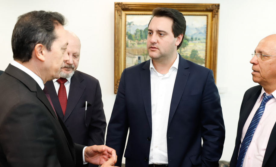 O governador Carlos Massa Ratinho Junior anunciou um pacote de investimentos para o Noroeste do Paraná, que inclui recursos para o Hospital Regional de Paranavaí e um plano de irrigação agrícola para a região. As medidas foram confirmadas em reunião com lideranças políticas e de outros segmentos, nesta segunda-feira (26), no Palácio Iguaçu, em Curitiba.