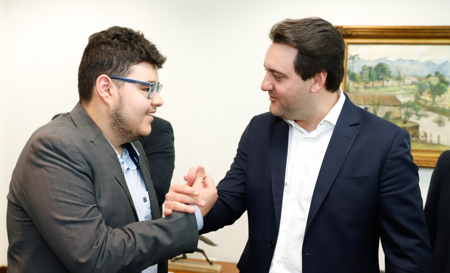 O governador Carlos Massa Ratinho Junior anunciou um pacote de investimentos para o Noroeste do Paraná, que inclui recursos para o Hospital Regional de Paranavaí e um plano de irrigação agrícola para a região. As medidas foram confirmadas em reunião com lideranças políticas e de outros segmentos, nesta segunda-feira (26), no Palácio Iguaçu, em Curitiba.