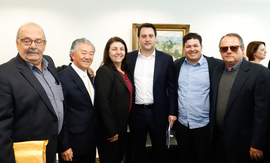 O governador Carlos Massa Ratinho Junior anunciou um pacote de investimentos para o Noroeste do Paraná, que inclui recursos para o Hospital Regional de Paranavaí e um plano de irrigação agrícola para a região. As medidas foram confirmadas em reunião com lideranças políticas e de outros segmentos, nesta segunda-feira (26), no Palácio Iguaçu, em Curitiba.