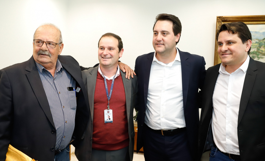 O governador Carlos Massa Ratinho Junior anunciou um pacote de investimentos para o Noroeste do Paraná, que inclui recursos para o Hospital Regional de Paranavaí e um plano de irrigação agrícola para a região. As medidas foram confirmadas em reunião com lideranças políticas e de outros segmentos, nesta segunda-feira (26), no Palácio Iguaçu, em Curitiba.