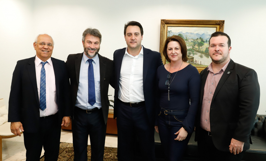 O governador Carlos Massa Ratinho Junior anunciou um pacote de investimentos para o Noroeste do Paraná, que inclui recursos para o Hospital Regional de Paranavaí e um plano de irrigação agrícola para a região. As medidas foram confirmadas em reunião com lideranças políticas e de outros segmentos, nesta segunda-feira (26), no Palácio Iguaçu, em Curitiba.