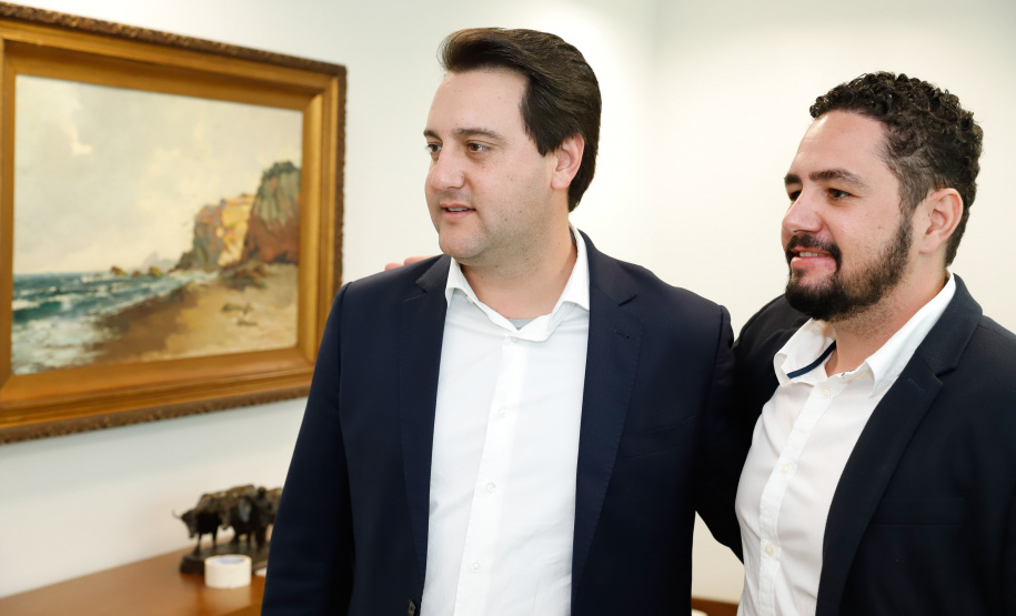 O governador Carlos Massa Ratinho Junior anunciou um pacote de investimentos para o Noroeste do Paraná, que inclui recursos para o Hospital Regional de Paranavaí e um plano de irrigação agrícola para a região. As medidas foram confirmadas em reunião com lideranças políticas e de outros segmentos, nesta segunda-feira (26), no Palácio Iguaçu, em Curitiba.