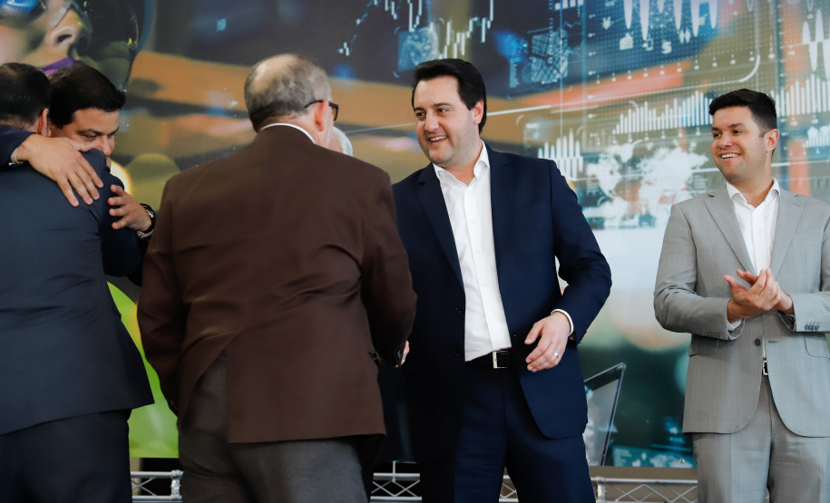 O governador Carlos Massa Ratinho Junior lançou nesta segunda-feira (26), no Palácio Iguaçu, um banco de projetos executivos de R$ 350 milhões para viabilizar e agilizar obras de reestruturação de rodovias, ferrovias e da segurança pública.