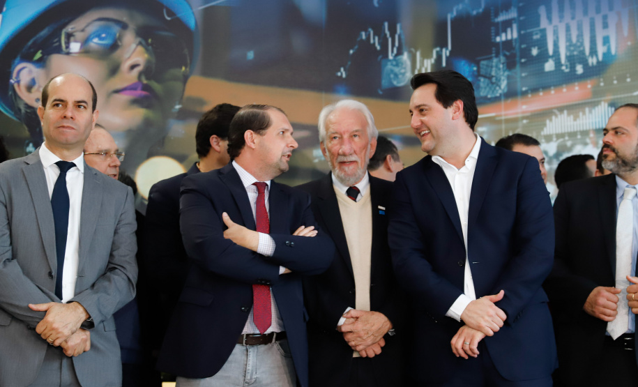 O governador Carlos Massa Ratinho Junior lançou nesta segunda-feira (26), no Palácio Iguaçu, um banco de projetos executivos de R$ 350 milhões para viabilizar e agilizar obras de reestruturação de rodovias, ferrovias e da segurança pública.