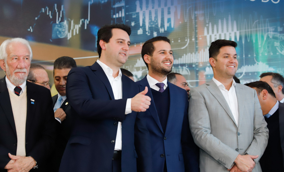 O governador Carlos Massa Ratinho Junior lançou nesta segunda-feira (26), no Palácio Iguaçu, um banco de projetos executivos de R$ 350 milhões para viabilizar e agilizar obras de reestruturação de rodovias, ferrovias e da segurança pública.