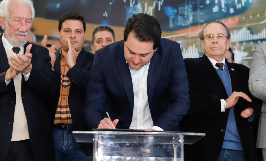 O governador Carlos Massa Ratinho Junior lançou nesta segunda-feira (26), no Palácio Iguaçu, um banco de projetos executivos de R$ 350 milhões para viabilizar e agilizar obras de reestruturação de rodovias, ferrovias e da segurança pública.