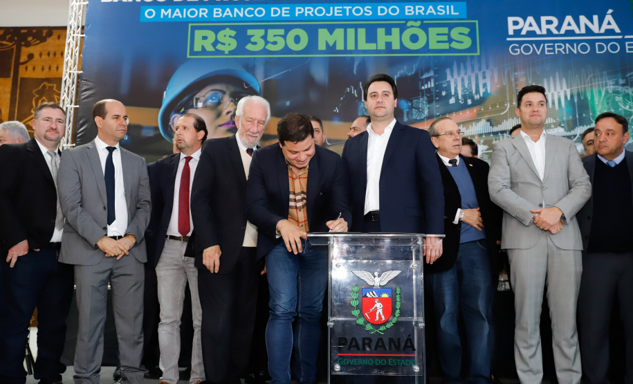 O governador Carlos Massa Ratinho Junior lançou nesta segunda-feira (26), no Palácio Iguaçu, um banco de projetos executivos de R$ 350 milhões para viabilizar e agilizar obras de reestruturação de rodovias, ferrovias e da segurança pública.