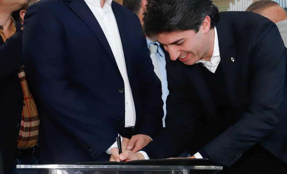 O governador Carlos Massa Ratinho Junior lançou nesta segunda-feira (26), no Palácio Iguaçu, um banco de projetos executivos de R$ 350 milhões para viabilizar e agilizar obras de reestruturação de rodovias, ferrovias e da segurança pública.