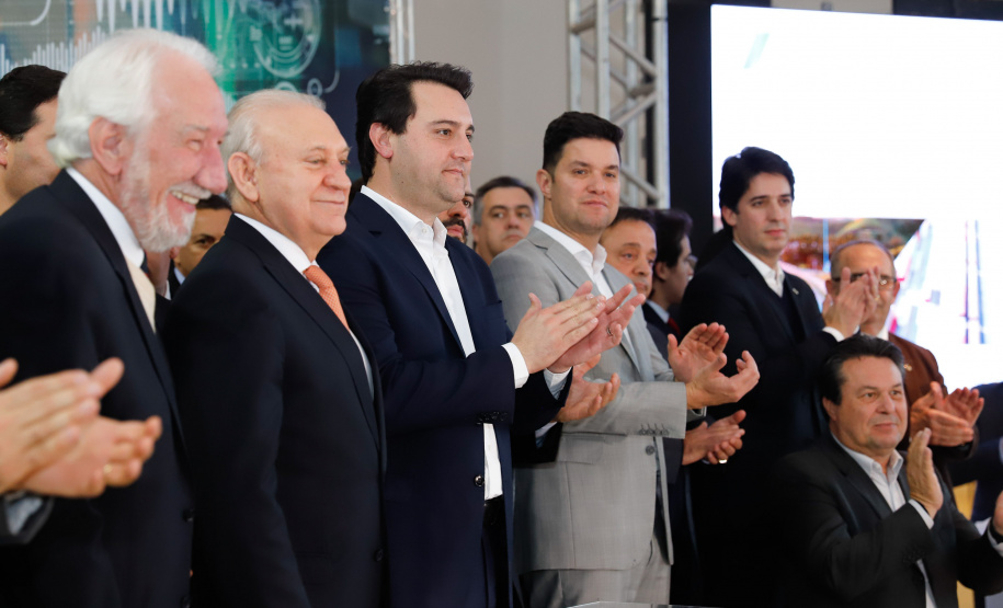 O governador Carlos Massa Ratinho Junior lançou nesta segunda-feira (26), no Palácio Iguaçu, um banco de projetos executivos de R$ 350 milhões para viabilizar e agilizar obras de reestruturação de rodovias, ferrovias e da segurança pública.