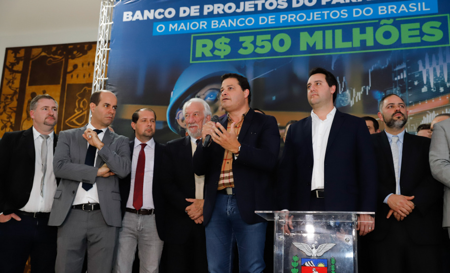 O governador Carlos Massa Ratinho Junior lançou nesta segunda-feira (26), no Palácio Iguaçu, um banco de projetos executivos de R$ 350 milhões para viabilizar e agilizar obras de reestruturação de rodovias, ferrovias e da segurança pública.