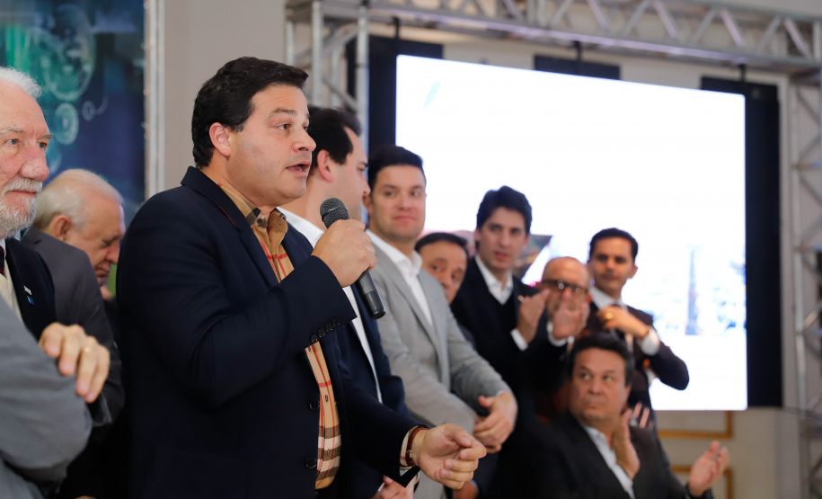 O governador Carlos Massa Ratinho Junior lançou nesta segunda-feira (26), no Palácio Iguaçu, um banco de projetos executivos de R$ 350 milhões para viabilizar e agilizar obras de reestruturação de rodovias, ferrovias e da segurança pública.