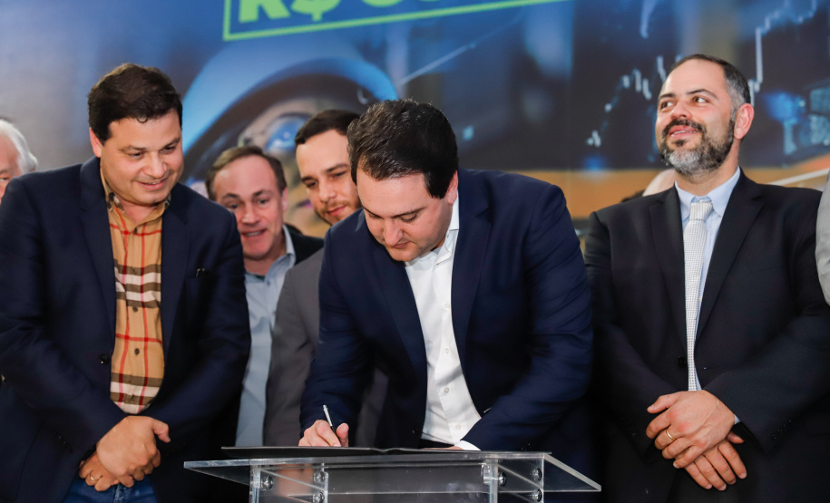 O governador Carlos Massa Ratinho Junior lançou nesta segunda-feira (26), no Palácio Iguaçu, um banco de projetos executivos de R$ 350 milhões para viabilizar e agilizar obras de reestruturação de rodovias, ferrovias e da segurança pública.