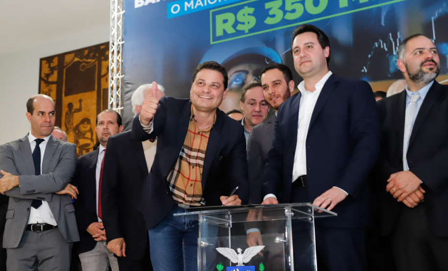 O governador Carlos Massa Ratinho Junior lançou nesta segunda-feira (26), no Palácio Iguaçu, um banco de projetos executivos de R$ 350 milhões para viabilizar e agilizar obras de reestruturação de rodovias, ferrovias e da segurança pública.
