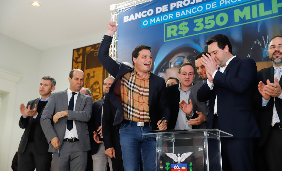 O governador Carlos Massa Ratinho Junior lançou nesta segunda-feira (26), no Palácio Iguaçu, um banco de projetos executivos de R$ 350 milhões para viabilizar e agilizar obras de reestruturação de rodovias, ferrovias e da segurança pública.