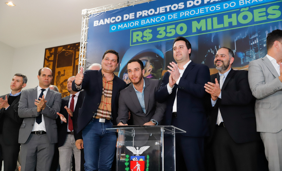 O governador Carlos Massa Ratinho Junior lançou nesta segunda-feira (26), no Palácio Iguaçu, um banco de projetos executivos de R$ 350 milhões para viabilizar e agilizar obras de reestruturação de rodovias, ferrovias e da segurança pública.