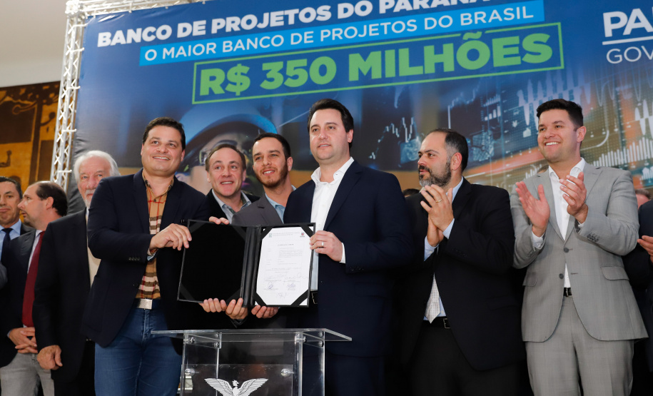 O governador Carlos Massa Ratinho Junior lançou nesta segunda-feira (26), no Palácio Iguaçu, um banco de projetos executivos de R$ 350 milhões para viabilizar e agilizar obras de reestruturação de rodovias, ferrovias e da segurança pública.