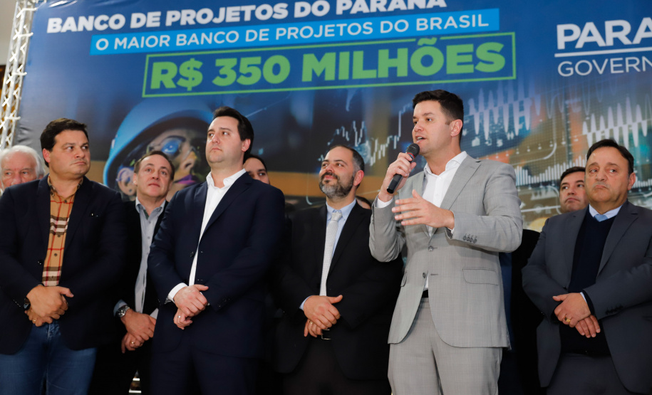 O governador Carlos Massa Ratinho Junior lançou nesta segunda-feira (26), no Palácio Iguaçu, um banco de projetos executivos de R$ 350 milhões para viabilizar e agilizar obras de reestruturação de rodovias, ferrovias e da segurança pública.