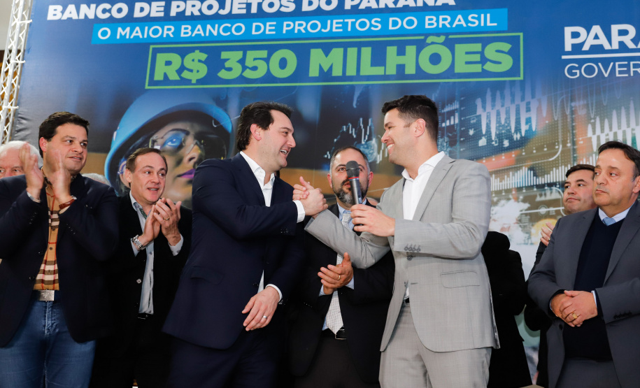 O governador Carlos Massa Ratinho Junior lançou nesta segunda-feira (26), no Palácio Iguaçu, um banco de projetos executivos de R$ 350 milhões para viabilizar e agilizar obras de reestruturação de rodovias, ferrovias e da segurança pública.